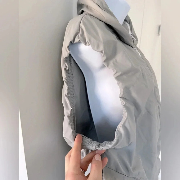 Bench/ Light grey vest/ Hidden zippered hood/ Size US X/L - Picture 2 of 16